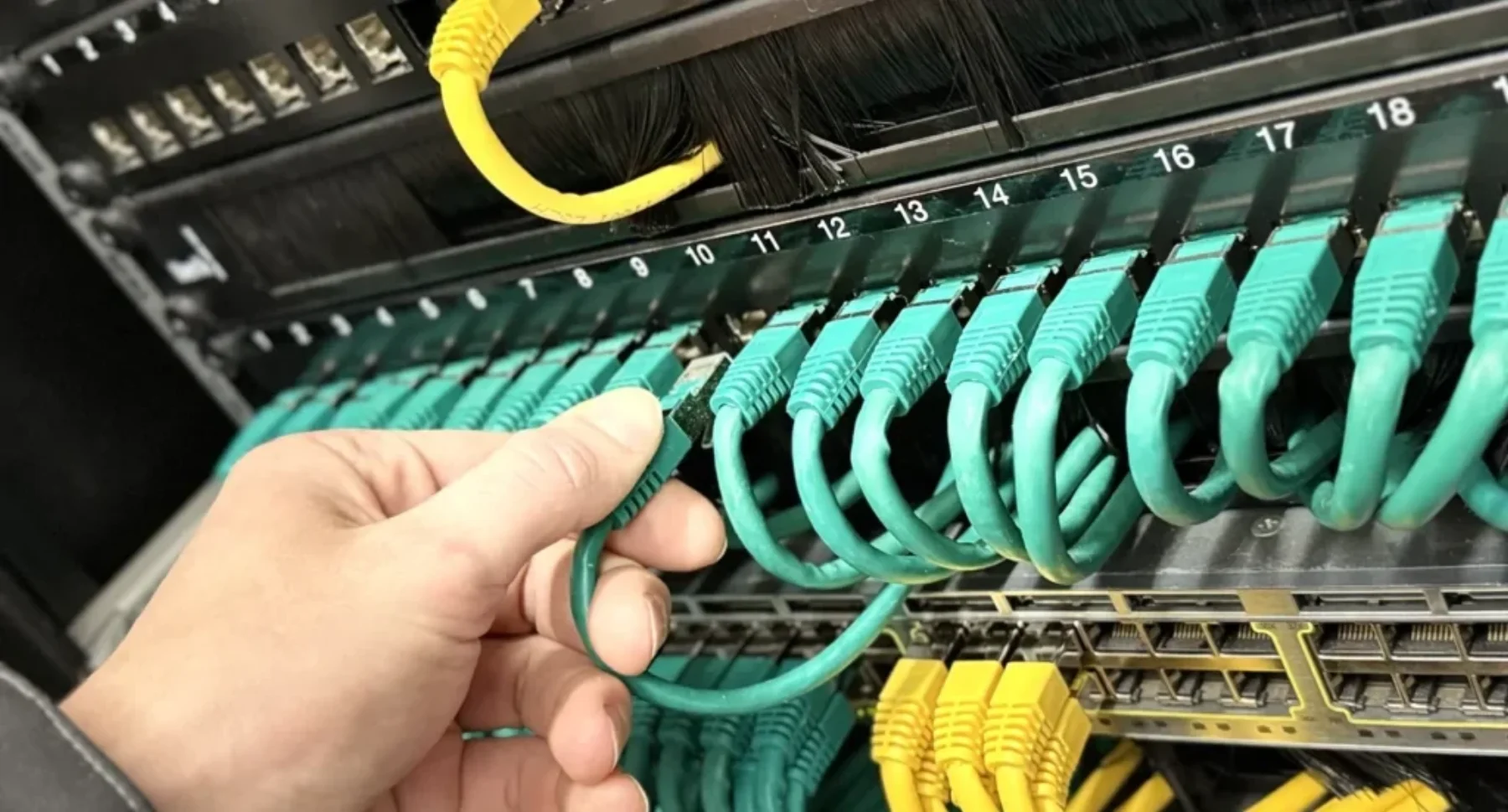 Kollaborationsarchive Alltech Patchen von Netzwerkverbindungen auf einem Patchpanel.
