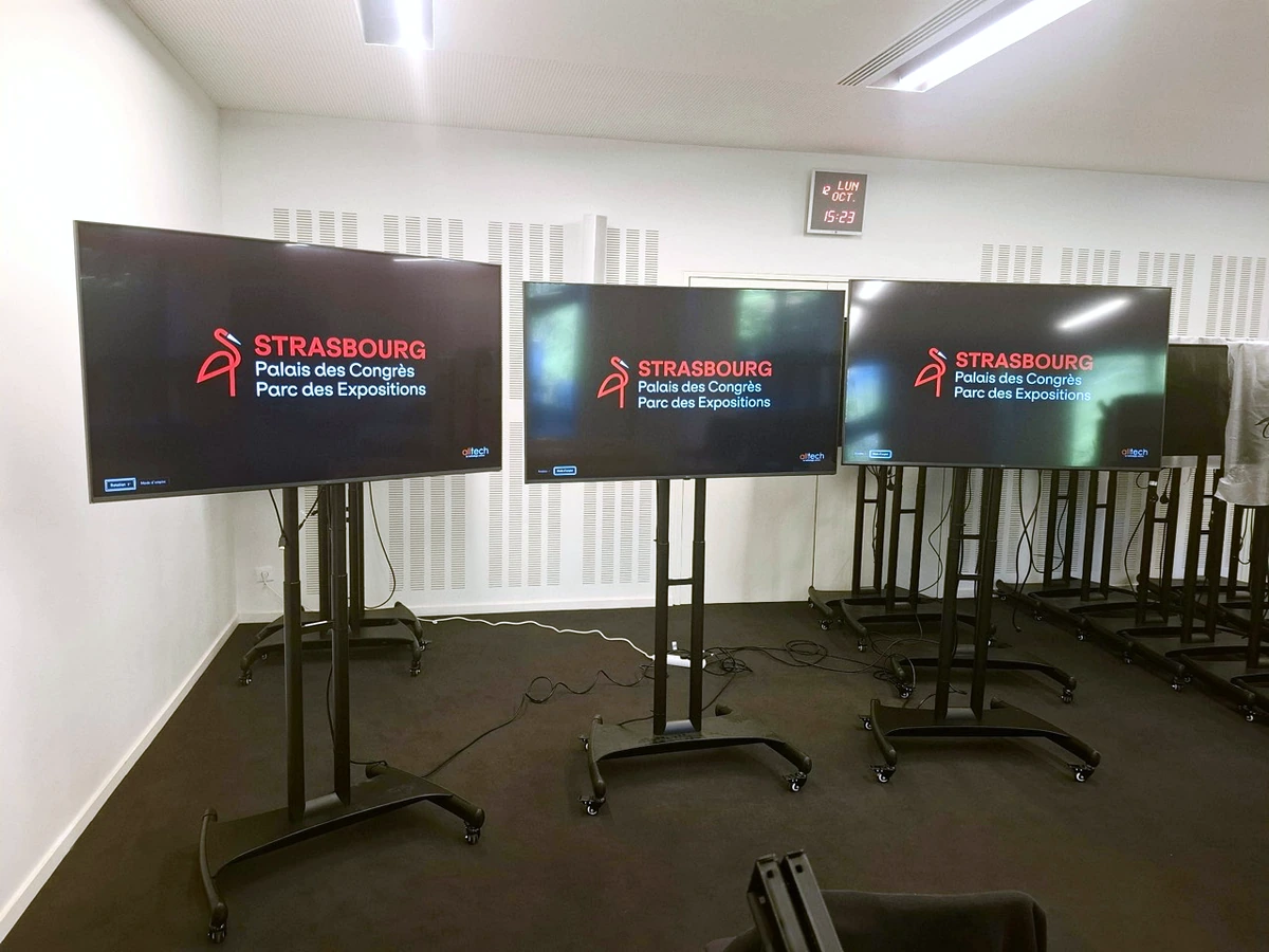 Au PMC de Strasbourg, l’écran d’accueil réunit le logo du lieu, une commande de rotation de l’affichage et un accès au mode d’emploi.