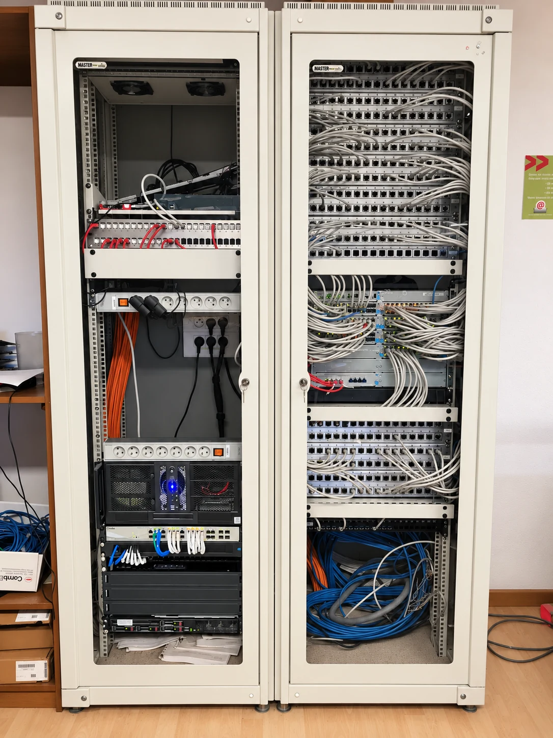 Baies informatiques réunissant réseau, serveurs et alimentation. Photographie d’archives, utilisée pour illustrer les équipements à exploiter.