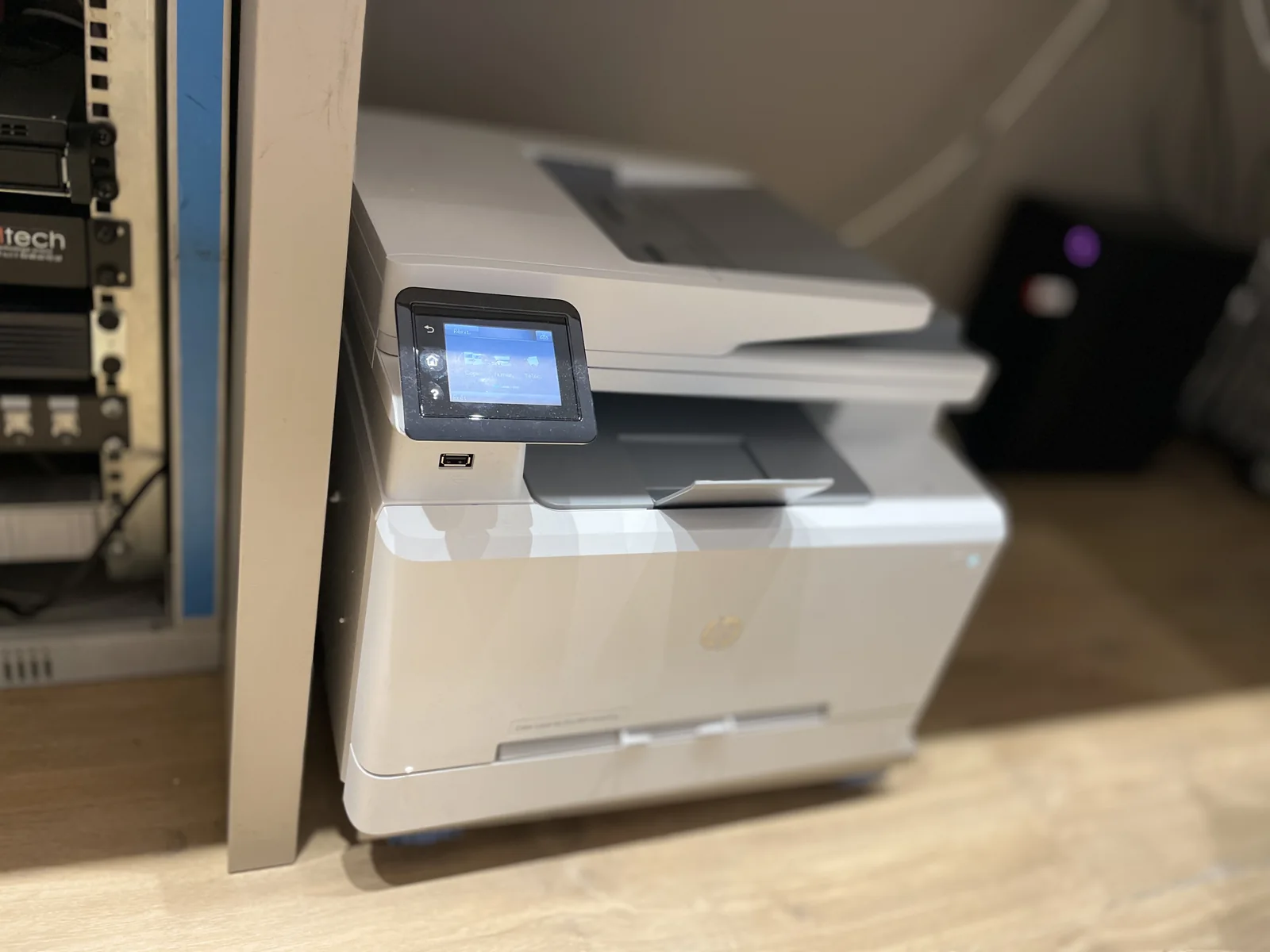 Imprimante multifonction dans un environnement de bureau.