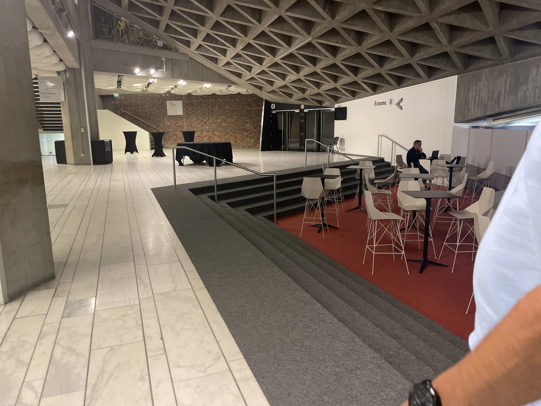 Salle équipée de tables et de chaises.
